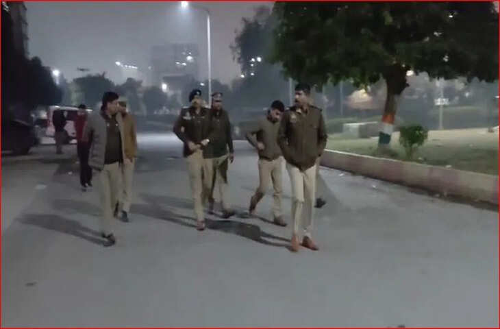 राजधानी लखनऊ के सुशांत गोल्फ सिटी थाना क्षेत्र में उस वक्त सनसनी फैल गई, जब बदमाशों ने दिनदहाड़े एक रिटायर्ड एयरफोर्स अधिकारी को गोली मार दी। हमलावर उनके रेस्टोरेंट में घुस आए और ताबड़तोड़ फायरिंग कर वारदात को अंजाम देकर मौके से फरार हो गए। घटना के बाद इलाके में दहशत का माहौल है।  जानकारी के मुताबिक, रिटायर्ड एयरफोर्स अधिकारी अपना रेस्टोरेंट चला रहे थे। इसी दौरान अचानक कुछ बदमाश अंदर दाखिल हुए और बिना किसी चेतावनी के उन पर गोली चला दी। गोली लगते ही अधिकारी लहूलुहान होकर जमीन पर गिर पड़े। मौके पर मौजूद कर्मचारियों और ग्राहकों में अफरा-तफरी मच गई।  घटना की सूचना मिलते ही स्थानीय पुलिस तत्काल मौके पर पहुंची और घायल अधिकारी को नजदीकी अस्पताल में भर्ती कराया गया, जहां उनका इलाज चल रहा है। डॉक्टरों के अनुसार उनकी हालत गंभीर बनी हुई है।  पुलिस ने घटनास्थल का जायजा लेकर आसपास के सीसीटीवी कैमरों की फुटेज खंगालनी शुरू कर दी है। शुरुआती जांच में आपसी रंजिश या किसी पुरानी दुश्मनी की आशंका जताई जा रही है, हालांकि अभी तक हमले के पीछे की असली वजह स्पष्ट नहीं हो पाई है।  प्रत्यक्षदर्शियों के मुताबिक, बदमाश वारदात को अंजाम देने के बाद तेजी से फरार हो गए। पुलिस ने इलाके की घेराबंदी कर तलाशी अभियान शुरू कर दिया है। संदिग्धों की पहचान के प्रयास किए जा रहे हैं।  पुलिस अधिकारियों ने बताया कि मामले की गहन जांच की जा रही है और जल्द ही आरोपियों को गिरफ्तार कर लिया जाएगा। साथ ही सुरक्षा व्यवस्था भी बढ़ा दी गई है।  दिनदहाड़े इस तरह की फायरिंग की घटना ने शहर की सुरक्षा व्यवस्था पर सवाल खड़े कर दिए हैं। स्थानीय लोगों में भय और आक्रोश का माहौल है। फिलहाल पुलिस पूरे मामले की तह तक जाने में जुटी है और जल्द खुलासा होने की उम्मीद जताई जा रही है।