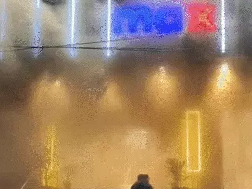 कानपुर में मैक्स शोरूम में लगी भीषण आग, 2 किमी दूर तक दिखा धुएं का गुबार; जान बचाकर बाहर भागे कर्मचारी