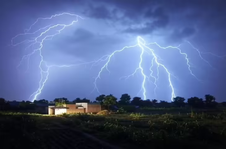 Jharkhand Weather News: आकाशीय बिजली का कहर, 5 लोगों की मौत; बारिश से मिली राहत, फिर बढ़ेगा तापमान