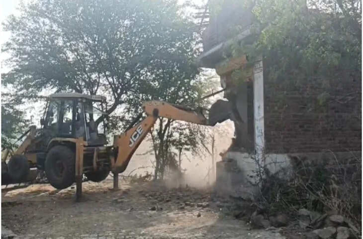 vजिस दुकान को बचाने के लिए नायब तहसीलदार को ACB से ट्रैप कराया, खसरा बदलकर जिला प्रशासन ने उसी पर चलाया बुलडोजर