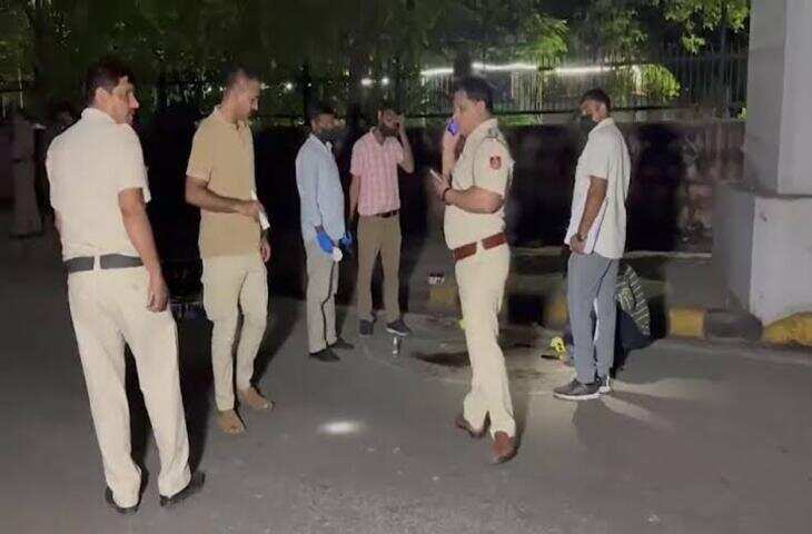 BREAKING : दिल्ली पुलिस के हेड कांस्टेबल ने पत्नी को मौत के घाट उतारकर की खुदकुशी, जब बच्चे घर लौटे तो उड़ गए होश