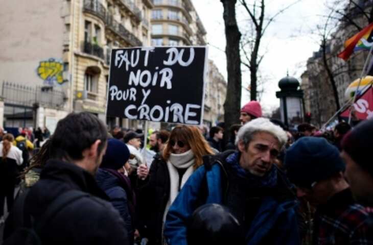 France में पेंशन को लेकर प्रदर्शन : भीड़ की पुलिस से झड़प, पटाखों से पलटवार