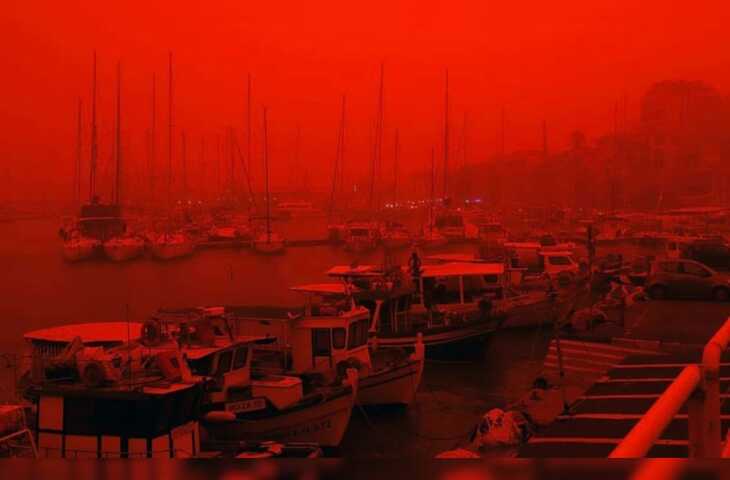 धरती पर 'कयामत' का मंजर! सुर्ख लाल हुआ आसमान नजारा देख फटी राह गई लोगों की आँखें&nbsp;