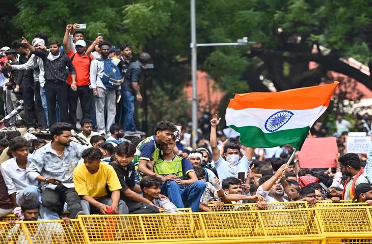ग्रेटर नोएडा में छात्र पर 5 लाख रुपये का जुर्माना, विरोध प्रदर्शन में शामिल होने पर शांति भंग का आरोप