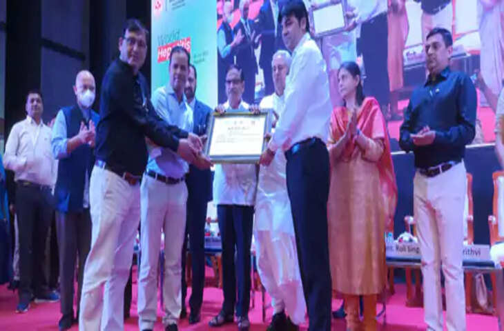 Jhunjhunu झुंझुनूं में CMHO, नवलगढ़ प्रधान व COIEEC को चिकित्सा मंत्री ने किया सम्मानित