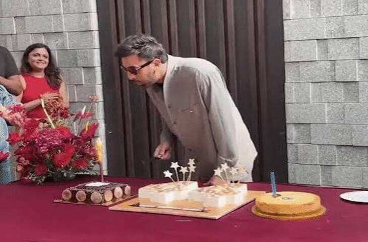 44 साल के हुए रणबीर कपूर, &lsquo;कृष्ण राज&rsquo; बंगले के बाहर फैंस संग काटे 3 केक; वीडियो में जाने आलिया के साथ किया अभिवादन