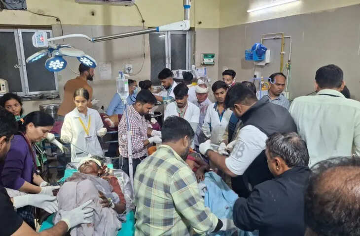 बारात से लौट रही बस पलटी, तीन बारातियों की मौत, 30 से ज्यादा घायल; ढलान पर अनियंत्रित होकर खाई में गिरी