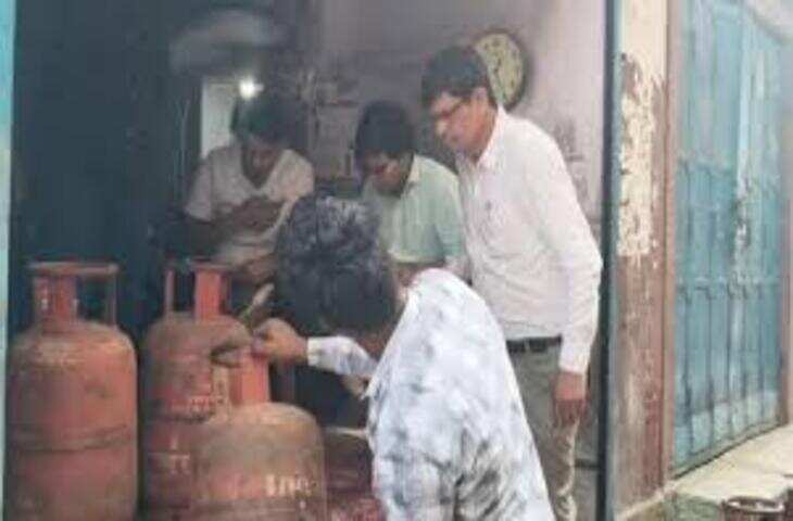 गैस किल्लत के बीच उपभोक्ताओं का आक्रोश, सिलेंडरों में पानी और कम वजन का आरोप