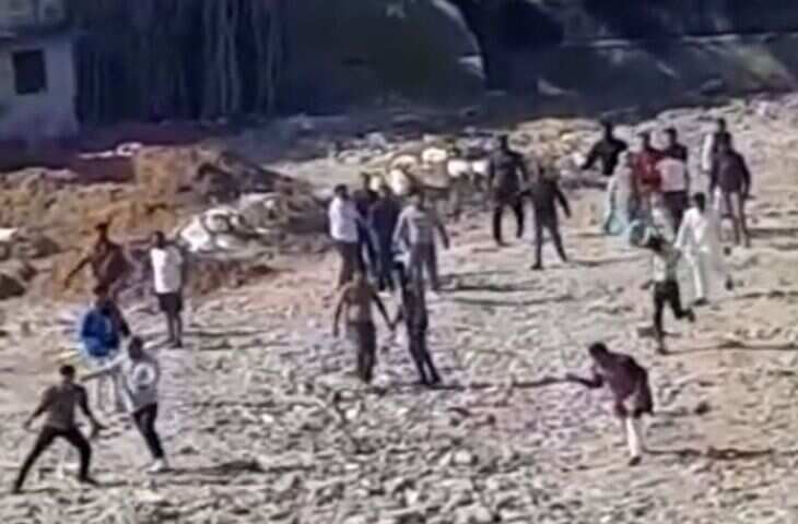 वीडियो में देखें जयपुर में पतंगबाजी को लेकर दो गुटों में हुई जोरदार जंग, लाठी-डंडे और पथराव से मचा हड़कंप