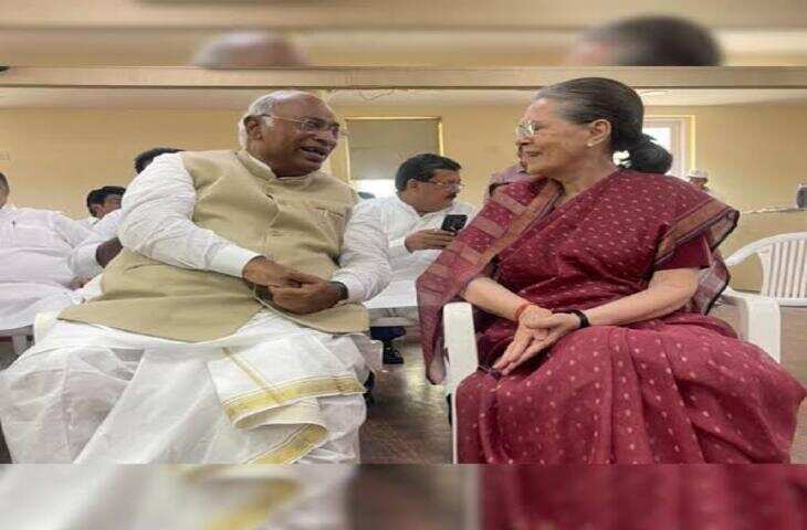 स्वतंत्रता दिवस के अवसर पर कांग्रेस मुख्यालय में आयोजित झंडारोहण कार्यक्रम के दौरान वंदे मातरम को लेकर राजनीतिक विवाद खड़ा हो गया। कार्यक्रम का एक वीडियो सोशल मीडिया पर वायरल होने के बाद भाजपा नेताओं ने कांग्रेस की वरिष्ठ नेता सोनिया गांधी और पार्टी अध्यक्ष मल्लिकार्जुन खरगे पर राष्ट्रगीत के अपमान का आरोप लगाया। अब कांग्रेस ने इन आरोपों को खारिज करते हुए पूरे घटनाक्रम पर सफाई दी है।  कांग्रेस के मुताबिक, वीडियो में दिखाई दे रही गतिविधि का वंदे मातरम के अपमान से कोई संबंध नहीं था। पार्टी ने कहा कि उस समय कार्यक्रम स्थल के पीछे कुछ हलचल हो रही थी। सोनिया गांधी केवल इस बात की व्यवस्था कराने का प्रयास कर रही थीं कि पार्टी अध्यक्ष मल्लिकार्जुन खरगे के लिए कुर्सी उपलब्ध कराई जाए।  कांग्रेस ने कहा कि खरगे उम्रदराज हैं और काफी देर से खड़े थे। पार्टी के अनुसार, सोनिया गांधी यह सुनिश्चित करना चाहती थीं कि उन्हें बैठने की सुविधा मिल जाए। कांग्रेस ने यह भी बताया कि प्रधानमंत्री आवास के बाहर राहुल गांधी के साथ विरोध प्रदर्शन के दौरान खरगे की तबीयत भी बिगड़ी थी और उन्हें बीच कार्यक्रम से ले जाना पड़ा था।  पार्टी ने स्पष्ट किया कि इसी दौरान वंदे मातरम का गायन शुरू हो गया। सोनिया गांधी के हाथ के इशारे को वंदे मातरम से जोड़ना गलत है। कांग्रेस का दावा है कि सोनिया गांधी खुद भी राष्ट्रगीत गा रही थीं और उनका ध्यान केवल व्यवस्था बनाए रखने पर था।  वीडियो वायरल होने के बाद शुरू हुआ विवाद  स्वतंत्रता दिवस समारोह में कांग्रेस मुख्यालय पर झंडारोहण के बाद वंदे मातरम का पूरा संस्करण गाया गया। इसी दौरान सामने आए वीडियो में सोनिया गांधी और मल्लिकार्जुन खरगे को आपस में कुछ बातचीत और इशारे करते देखा गया। वीडियो वायरल होने के बाद भाजपा नेताओं ने इसे लेकर कांग्रेस पर सवाल उठाए।  गुजरात भाजपा ने सोशल मीडिया पोस्ट के जरिए कांग्रेस पर वंदे मातरम के अपमान का आरोप लगाया। भाजपा नेताओं ने इसे कांग्रेस की कथित मानसिकता और वोट बैंक की राजनीति से जोड़ते हुए निशाना साधा।  भाजपा प्रवक्ता गोपाल कृष्ण अग्रवाल ने भी सोशल मीडिया पर दावा किया कि वंदे मातरम के दौरान सोनिया गांधी ने आपत्ति जताई थी। वहीं भाजपा प्रवक्ता आरपी सिंह ने भी सोनिया गांधी पर सवाल उठाते हुए आरोप लगाया कि वह कथित तौर पर राष्ट्रगीत को लेकर नाराज थीं।  हालांकि, कांग्रेस ने इन आरोपों को पूरी तरह खारिज किया है। पार्टी का कहना है कि वायरल वीडियो को संदर्भ से अलग करके देखा जा रहा है। कांग्रेस के मुताबिक, सोनिया गांधी का इशारा केवल मल्लिकार्जुन खरगे के लिए बैठने की व्यवस्था से संबंधित था और इसका वंदे मातरम के गायन से कोई संबंध नहीं था।  फिलहाल वीडियो को लेकर भाजपा और कांग्रेस के बीच राजनीतिक बयानबाजी तेज हो गई है। कांग्रेस की सफाई के बाद भी यह मामला सोशल मीडिया और राजनीतिक गलियारों में चर्चा का विषय बना हुआ है।