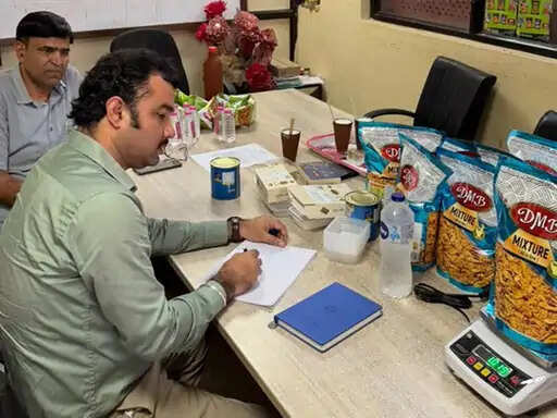 जयपुर के बड़े स्टोरों पर पैकिंग में गड़बड़ी का आरोप, DMB और SOLOW Mart समेत कई दुकानों के फूड प्रोडक्ट्स में निकला कम वजन