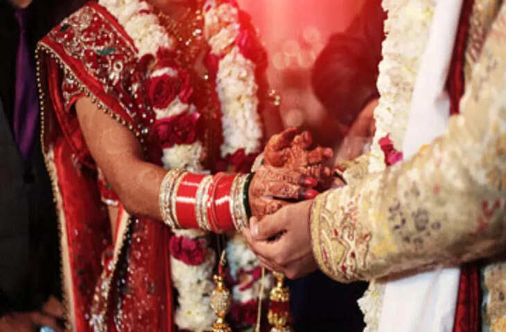 सामूहिक विवाह में शादी की, दूल्हा कमाने गया गुजरात, दुल्हन ने अपने आशिक संग कर ली कोर्ट मैरिज