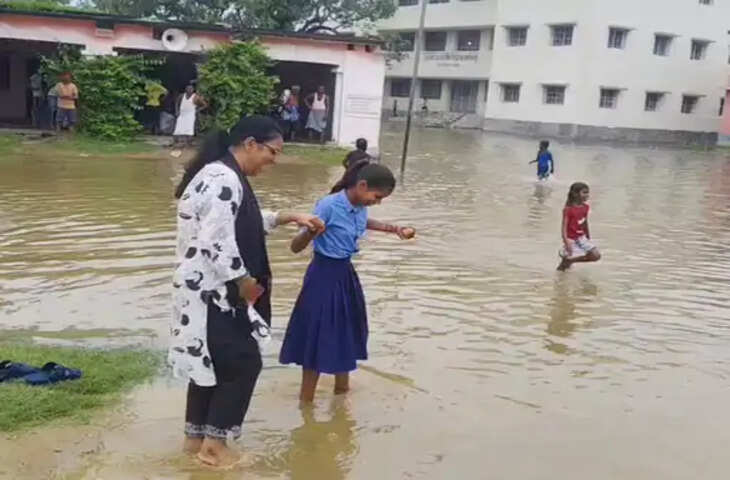 भागलपुर में बाढ़ के पानी में डूबे स्कूल: घुटने भर पानी से होकर क्लास तक पहुंच रहे बच्चे, अभिभावक कर रहे छुट्टी की मांग