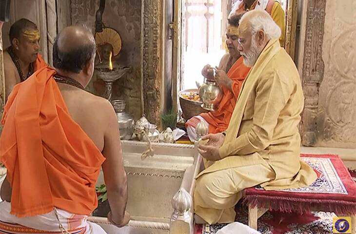 काशी में पीएम मोदी ने किए बाबा विश्वनाथ के दर्शन, 20 मिनट की पूजा-अर्चना, त्रिशूल लहराते दिखे प्रधानमंत्री