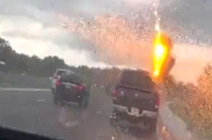 बारिश में वीडियो बना रही थी महिला, अचानक पति पर गिर गई बिजली, कैमरे में कैद हुआ खौफनाक मंजर