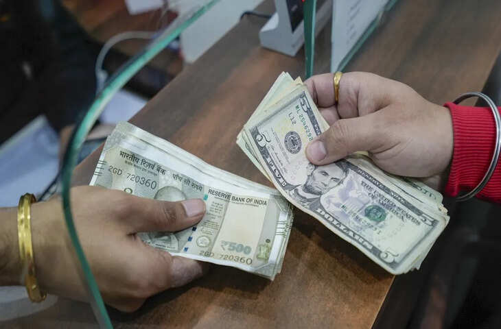 Rupee vs Dollar: आज डॉलर के मुकाबले 25 पैसे गिरकर हुआ बंद, रुपया 90.74 के न्यूनतम स्तर पर बंद