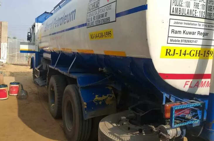 भीलवाड़ा न्यूज़ डेस्क, भीलवाड़ा पुलिस ने एक अंतरराज्य तेल चोर गिरोह का पर्दाफाश किया है। पुलिस ने इस गिरोह के सरगना समेत छह लोगों को गिरफ्तार किया है। इस गिरोह द्वारा हाईवे के पेट्रोल पंप व ट्रांसपोर्ट नगर में खड़े ट्रकों से डीजल चोरी किया जाता था। पिछले दिनों इस गिरोह द्वारा प्रताप नगर ट्रांसपोर्ट नगर व मांडल के दो पेट्रोल पंप के बाहर खड़े वाहनों से लाखों रुपए का डीजल चोरी किया था। पुलिस पिछले 10 दिनों से इस गिरोह का सुराग ढूंढ रही थी। मंगलवार को इस गिरोह को गिरफ्तार करने के बाद करीब 7 जिलों में की गई एक दर्जन से ज्यादा वारदातों का खुलासा हुआ है।  एसपी आदर सिद्धू ने बताया कि 11 दिसंबर की रात को मांडल क्षेत्र के भीलवाड़ा मार्ग पर दो पेट्रोल पंप के बाहर खड़े करीब 14 ट्रक और 13 व 10 जनवरी को भीलवाड़ा ट्रांसपोर्ट नगर में खड़े ट्रकों की टंकियों के लॉक तोड़कर डीजल चोरी की वारदात सामने आई थी।  इस मामले में कार्रवाई करते हुए प्रताप नगर व मांडल थाना पुलिस ने गिरोह के सरगना झालरापाटन निवासी जहीर खान, मध्य प्रदेश के गरीबदासपुर निवासी तौसीफ खान उर्फ जैकी पठान, उज्जैन निवासी अयाज खान उर्फ बबलू, मुगलपुरा निवासी रुस्तम खान, जावेद मंसूरी व नागदा निवासी शेरू खान को गिरफ्तार किया है। इस गिरोह ने भीलवाड़ा सहित अजमेर, जयपुर, टोंक, दौसा, उदयपुर व चित्तौड़गढ़ में ट्रकों से तेल चोरी करने की वारदात को कबूल किया है।  पुलिस ने बताया कि इस गिरोह द्वारा दो गाड़ियों का उपयोग किया जाता था। एक लग्जरी गाड़ी में केन लेकर यह गिरोह ट्रक से डीजल चोरी करने के बाद करीब 1 किलोमीटर दूर खड़ी अपनी पिक अप में रख दिया करते थे। और उसके बाद सस्ते दामों में ट्रैक्टर जेसीबी मालिकों को बेच दिया करते थे।  राजस्थान न्यूज़ डेस्क !!!