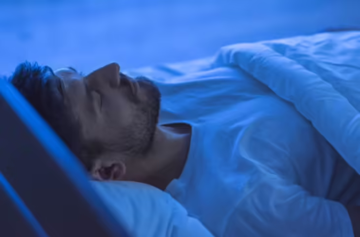 वास्तु टिप्स: रात को सिरहाने भूलकर भी न रखें ये 4 चीजें, वरना धन हानि और आर्थिक तंगी से हो सकते हैं परेशान