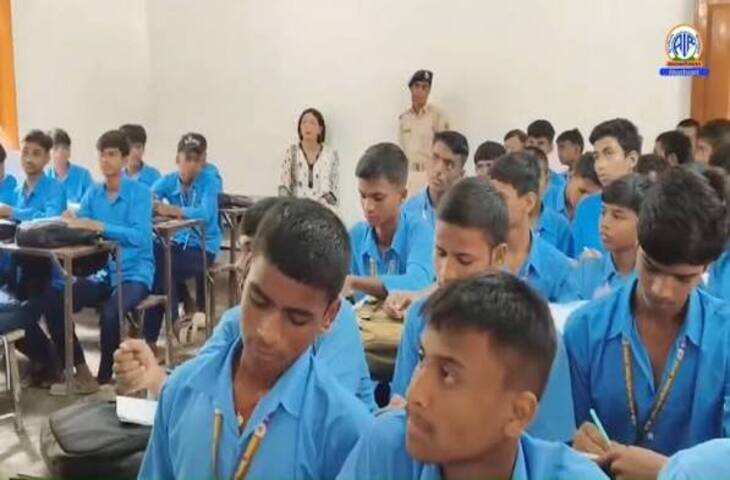 कुर्सी छोड़ पिछली बेंच पर बैठीं DM, स्कूल निरीक्षण का अंदाज देख हर कोई रह गया हैरान