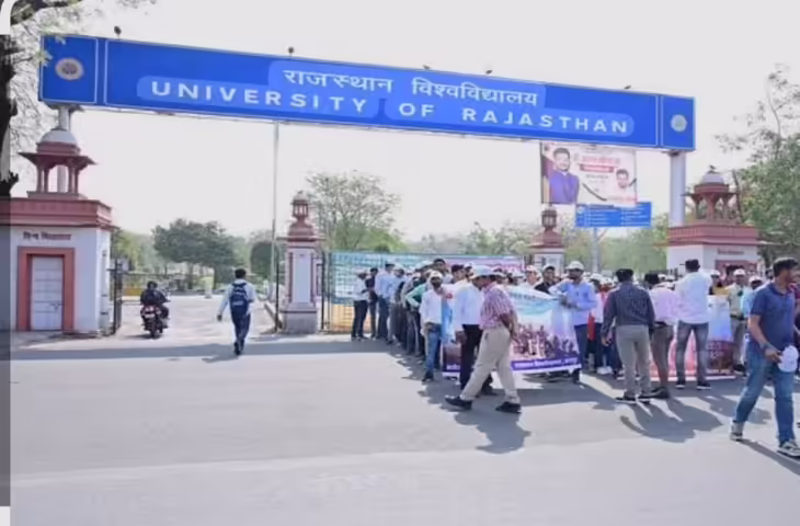 राजस्थान यूनिवर्सिटी परीक्षा में बड़ा विवाद: प्रश्नपत्र में सवालों के साथ छपे मिले उत्तर, छात्रों ने लगाए AI से पेपर तैयार होने के आरोप
