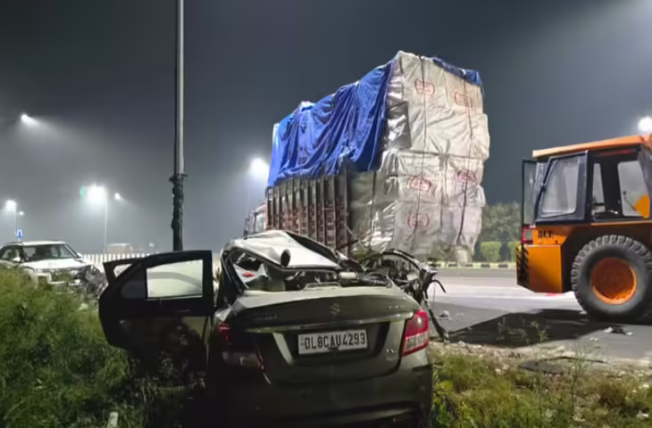 नेशनल हाईवे पर तेज रफ्तार कार डीसीएम से टकराई, चार छात्रों की दर्दनाक मौत