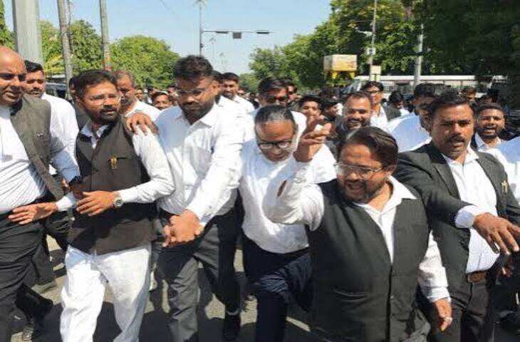 अजमेर में वकीलों का हंगामा: DSP पर वकील को थप्पड़ मारने का आरोप, वीडियो में जाने कोर्ट के बाहर जाम लगाया; कलेक्ट्रेट पर पुलिस से धक्का-मुक्की