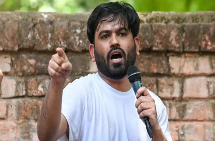 सरकार से बातचीत के बाद बदला आंदोलन का रुख! अभिजीत दीपके ने तोड़ा अनशन, संसद तक पहुंचे प्रदर्शनकार