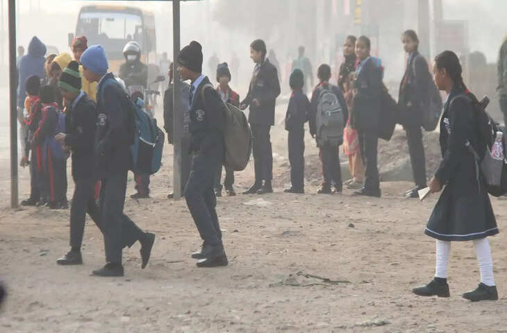 यूपी में सर्दी ने तोड़े सभी रिकॉर्ड, कोहरे और ठिठुरन ने बढ़ाई मुश्किलें; स्कूलों में छुट्टी का आदेश