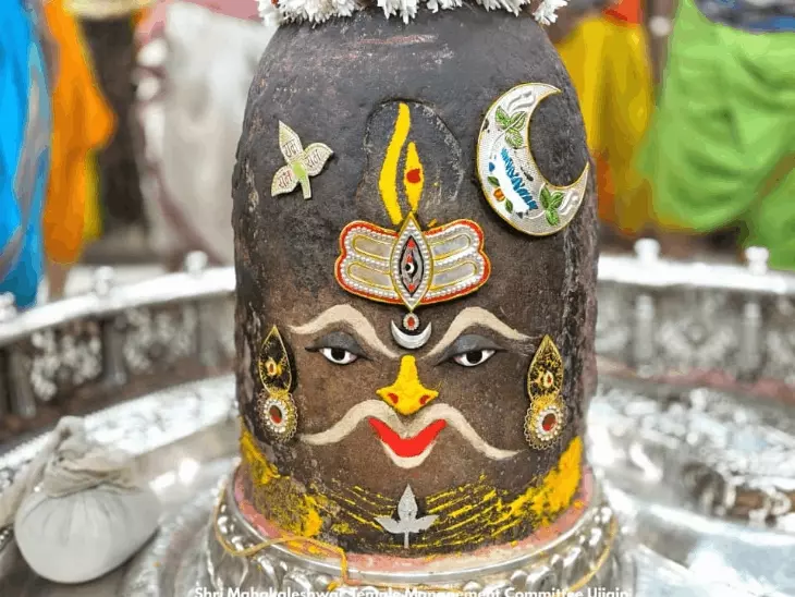 महाकालेश्वर मंदिर में भस्म आरती: तड़के 4 बजे खुले कपाट, पंचामृत अभिषेक के बाद राजा स्वरूप में सजे बाबा महाकाल