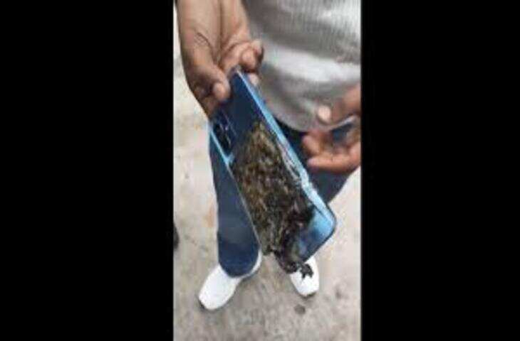 सोशल मीडिया पर वायरल हुआ फोन ब्लास्ट का चौंकाने वाला वीडियो, जेब में रखे मोबाइल में हुआ धमाका