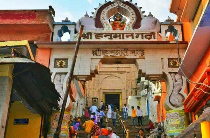 भारत में भगवान हनुमान को समर्पित कई प्रसिद्ध मंदिर हैं, जहां देशभर से श्रद्धालु दर्शन और पूजा-अर्चना के लिए पहुंचते हैं। इनमें अयोध्या की हनुमानगढ़ी, राजस्थान का सालासर बालाजी और राजस्थान का मेहंदीपुर बालाजी प्रमुख माने जाते हैं। तीनों मंदिरों की अपनी अलग मान्यताएं, परंपराएं और धार्मिक विशेषताएं हैं।  अयोध्या की हनुमानगढ़ी अयोध्या में स्थित हनुमानगढ़ी भगवान हनुमान को समर्पित सबसे प्रसिद्ध मंदिरों में से एक है। धार्मिक मान्यता है कि भगवान राम की नगरी अयोध्या की रक्षा का दायित्व हनुमान जी को सौंपा गया था। इसी वजह से राम जन्मभूमि के दर्शन से पहले हनुमानगढ़ी जाने की परंपरा कई श्रद्धालुओं में प्रचलित है।  मंदिर तक पहुंचने के लिए श्रद्धालुओं को सीढ़ियां चढ़नी पड़ती हैं। मंदिर परिसर में माता अंजनी की गोद में बाल रूप में विराजमान हनुमान जी की प्रतिमा के दर्शन होते हैं। मंगलवार और शनिवार को यहां विशेष भीड़ देखने को मिलती है।  सालासर बालाजी धाम राजस्थान के चूरू जिले में स्थित सालासर बालाजी मंदिर भगवान हनुमान के प्रमुख धामों में शामिल है। यहां बालाजी महाराज की प्रतिमा को दाढ़ी और मूंछ वाले स्वरूप में पूजा जाता है, जो इस मंदिर की सबसे खास विशेषताओं में से एक है।  मान्यता के अनुसार विक्रम संवत 1811 में एक किसान को खेत में हनुमान जी की प्रतिमा प्राप्त हुई थी। बाद में इस प्रतिमा को सालासर लाया गया और यहां मंदिर की स्थापना हुई। हर साल चैत्र पूर्णिमा और शरद पूर्णिमा के अवसर पर यहां बड़े मेले लगते हैं।  श्रद्धालु बालाजी महाराज को नारियल, सिंदूर और लड्डू अर्पित करते हैं। मान्यता है कि सच्चे मन से की गई प्रार्थना से भक्तों की मनोकामनाएं पूरी होती हैं।  मेहंदीपुर बालाजी मंदिर राजस्थान के दौसा जिले में स्थित मेहंदीपुर बालाजी मंदिर भगवान हनुमान की उपासना के लिए प्रसिद्ध है। यहां बालाजी महाराज के साथ भैरव बाबा और प्रेतराज सरकार की भी पूजा की जाती है।  धार्मिक मान्यताओं के अनुसार यह मंदिर नकारात्मक शक्तियों से मुक्ति और संकटों से रक्षा की कामना के लिए विशेष माना जाता है। मंदिर में श्रद्धालु बालाजी महाराज को लड्डू और अन्य प्रसाद अर्पित करते हैं। यहां की पूजा-पद्धति और परंपराएं अन्य हनुमान मंदिरों से काफी अलग हैं।  तीनों धामों की अपनी अलग पहचान अयोध्या की हनुमानगढ़ी जहां भगवान राम की नगरी की धार्मिक परंपरा से जुड़ी है, वहीं सालासर बालाजी अपनी अनोखी दाढ़ी-मूंछ वाली प्रतिमा के लिए प्रसिद्ध है। मेहंदीपुर बालाजी मंदिर अपनी विशिष्ट पूजा परंपराओं और धार्मिक मान्यताओं के कारण देशभर में जाना जाता है।  तीनों ही स्थानों पर मंगलवार और शनिवार को बड़ी संख्या में श्रद्धालु पहुंचते हैं। भक्त भगवान हनुमान से शक्ति, साहस, सुख-शांति और संकटों से रक्षा की प्रार्थना करते हैं।