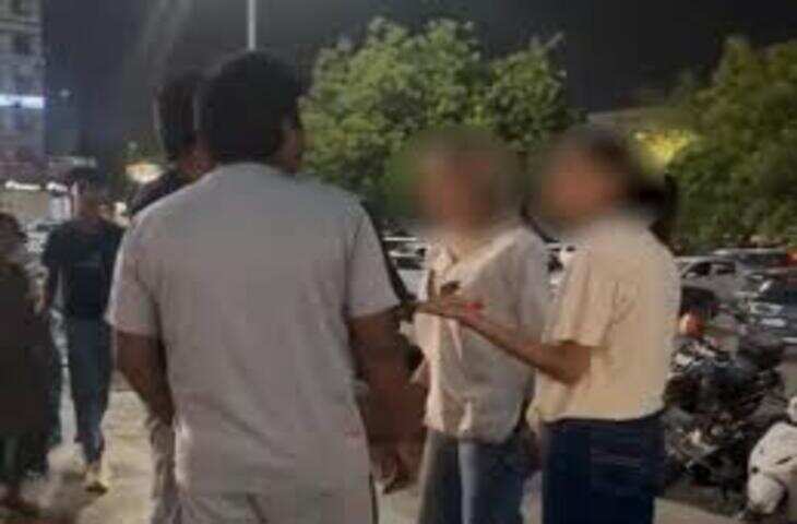नोएडा में हरियाणवी स्टेज डांसर से बदतमीजी, वीडियो में देंखे जबरन सेल्फी को लेकर विवाद; सोशल मीडिया अकाउंट बंद होने का भी आरोप
