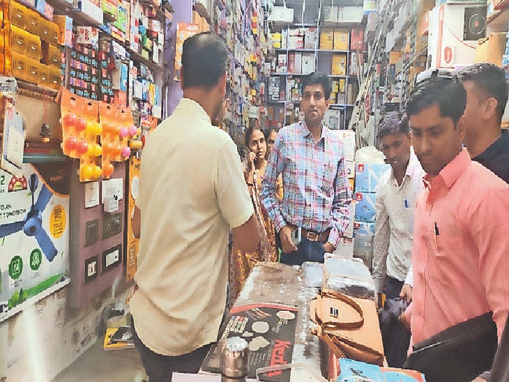 Bharatpur जैन इलेक्ट्रिक दुकान पर खंगाले अभिलेख : जीएसटी टीम की कार्रवाई से कमान के बाजार में हड़कंप मच गया
