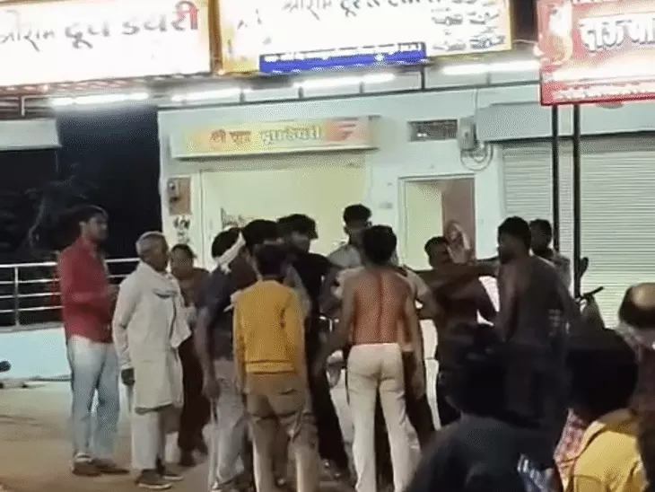 कोलारस में डेयरी के बैनर पर मार्कर फेरने को लेकर विवाद, संचालक समेत भाई और मां से मारपीट; 4 लोगों पर केस दर्ज