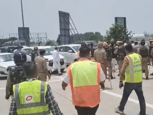 मेरठ में ललिता गौतम के परिजनों से मिलने जा रहे कांग्रेस नेताओं को पुलिस ने रोका, टोल प्लाजा पर हुई नोकझोंक