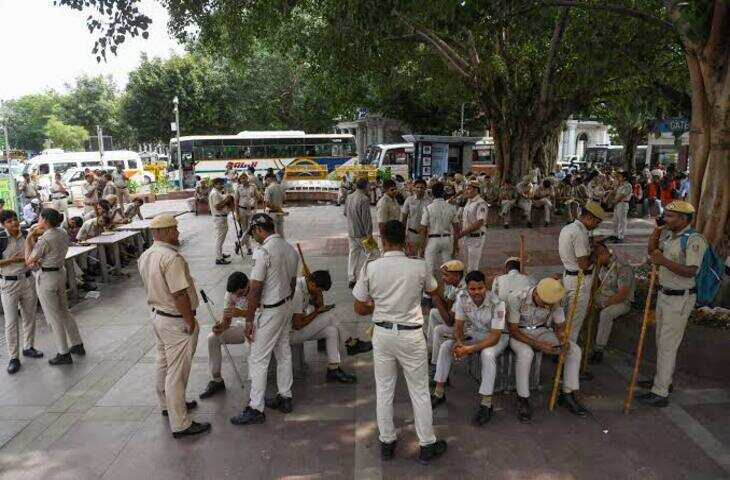 दिल्ली में CJP की &lsquo;लहरा दो तिरंगा&rsquo; रैली पर पुलिस की कार्रवाई, वीडियो में जाने संस्थापक अभिजीत दीपके हिरासत में; 150 प्रदर्शनकारी पकड़े