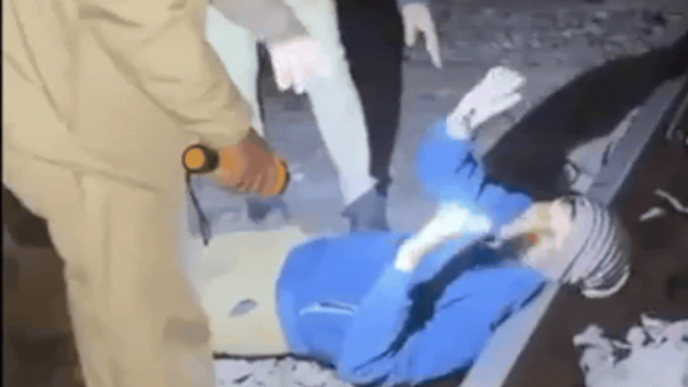 आधी रात को ट्रेन की पटरियों पर जाकर लेट गया युवक, गश्त कर रहे जवानों ने देखा तो दौड़कर पहुंचे, वीडियो वायरल