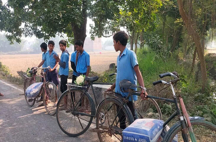 भागलपुर में स्कूल टीचर बच्चों से मंगवा रहे सीमेंट और सब्जी, ट्रक की चपेट में आने से बाल-बाल बचे छात्र