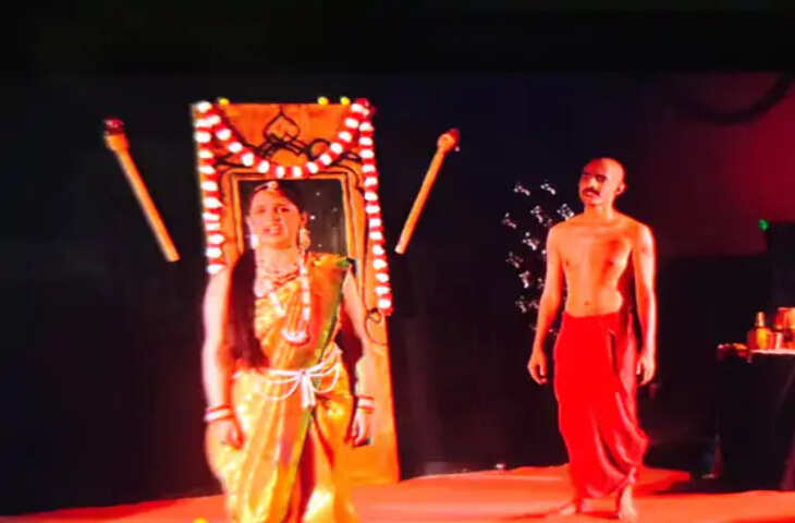 Udaipur 'लहरों के राजहंस नाटक का मनमोहक मंचन: भावपूर्ण अभिनय ने कला प्रेमियों को मंत्रमुग्ध कर दिया