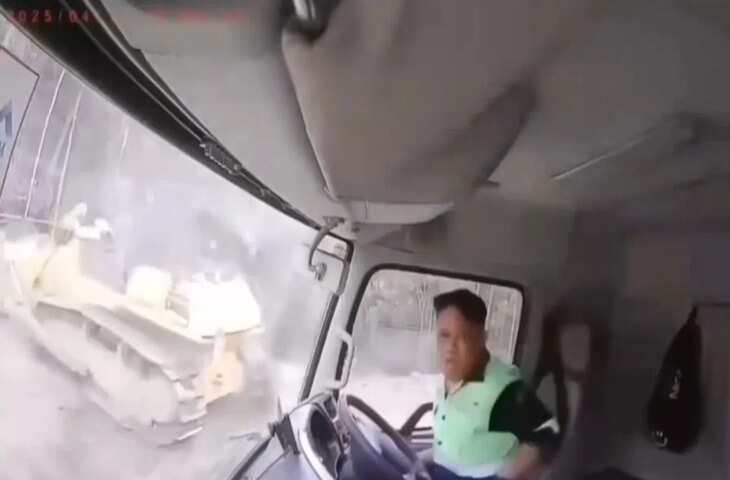 सोशल मीडिया पर वायरल: ट्रक लैंडस्लाइड में समाते ही मिट्टी में धंसता हुआ, देखकर रूह कांप गई