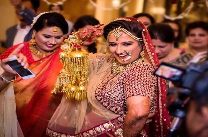 'लाइट गई तो क्या हुआ?' दुल्हन ने डांस फ्लोर पर मचाया धमाल, वीडियो देख यूजर्स लेने लगे मजे&nbsp;