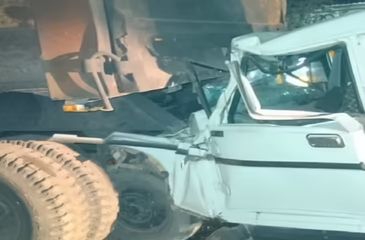 सड़क किनारे खड़े ट्रेलर से टकराई कार, हादसे में दो लोगों की मौके पर ही मौत