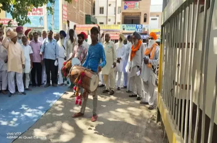 Sri ganganagar ढोल बजाकर सरकार को जगाया:रोडवेजकर्मियों ने मांगों के लिए डेढ़ घंटे तक बजाया ढोल