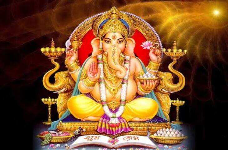 भगवान गणेश को प्रथम पूज्य और विघ्नहर्ता माना जाता है। किसी भी शुभ कार्य की शुरुआत से पहले गणेशजी की पूजा और उनका स्मरण करने की परंपरा है। श्री गणपति द्वादश नाम स्तोत्रम् में भगवान गणेश के 12 नामों का वर्णन मिलता है। धार्मिक मान्यता के अनुसार इन नामों का श्रद्धापूर्वक स्मरण करने से भक्त भगवान गणेश की कृपा और आशीर्वाद की कामना करता है।  गणेशजी के 12 नाम कौन से हैं?  गणपति द्वादश नाम स्तोत्र में भगवान गणेश के इन बारह नामों का स्मरण किया जाता है&mdash;  सुमुख, एकदंत, कपिल, गजकर्णक, लंबोदर, विकट, विघ्ननाश, गणाधिप, धूम्रकेतु, गणाध्यक्ष, भालचंद्र और गजानन।  इन नामों में भगवान गणेश के अलग-अलग स्वरूप और गुणों का संकेत मिलता है।  श्री गणपति द्वादश नाम स्तोत्र का महत्व  धार्मिक परंपरा में गणेशजी के नामों का जाप विशेष फलदायी माना गया है। मान्यता है कि प्रातःकाल उठकर इन बारह नामों का स्मरण करने वाला व्यक्ति दिनभर भगवान गणेश की कृपा की कामना कर सकता है।  किसी नए कार्य की शुरुआत, यात्रा, परीक्षा, व्यवसाय या शुभ आयोजन से पहले भी गणेशजी का स्मरण करने की परंपरा है।  कब करें 12 नामों का जाप?  गणेशजी की आराधना के लिए बुधवार और गणेश चतुर्थी को विशेष माना जाता है। हालांकि इन नामों का स्मरण किसी भी दिन किया जा सकता है।  सुबह स्नान के बाद भगवान गणेश की पूजा करें। दीपक जलाकर गणेशजी का ध्यान करें और श्रद्धा के साथ द्वादश नामों का जाप करें।  गणपति द्वादश नाम स्तोत्र के धार्मिक लाभ  धार्मिक मान्यताओं के अनुसार गणेशजी के 12 नामों का स्मरण करने से&mdash;  विघ्न-बाधाओं को दूर करने की प्रार्थना की जाती है। कार्यों में सफलता के लिए भगवान गणेश का आशीर्वाद मांगा जाता है। बुद्धि और विवेक की कामना की जाती है। सुख-शांति और समृद्धि के लिए प्रार्थना की जाती है। मन में सकारात्मकता और एकाग्रता बनाए रखने का प्रयास किया जाता है। विशेष रूप से कब करें पाठ?  मान्यता है कि सुबह, दोपहर और शाम तीनों समय गणेशजी के द्वादश नामों का स्मरण शुभ माना जाता है। किसी महत्वपूर्ण कार्य से पहले भी इन नामों का जाप किया जा सकता है।  धार्मिक मान्यता  गणपति द्वादश नाम स्तोत्र से जुड़े लाभ धार्मिक आस्था और परंपराओं पर आधारित हैं। इन्हें वैज्ञानिक या चिकित्सकीय परिणाम के रूप में नहीं देखा जाना चाहिए। पूजा-पाठ का उद्देश्य श्रद्धा, भक्ति और आध्यात्मिक शांति प्राप्त करना है।