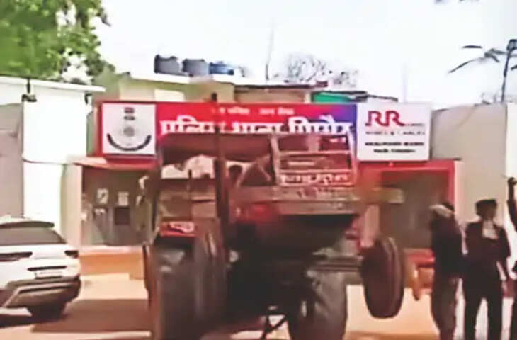 थाने के अंदर रेत माफिया का दुस्साहस! जुर्माना भरने के बाद ट्रैक्टर-ट्रॉली से किया स्टंट, पुलिस भी रह गई हैरान