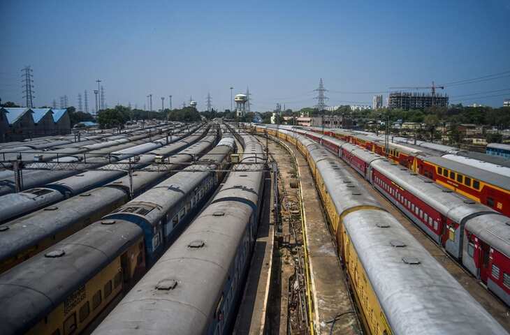 रेलवे में 5.56 लाख नौकरियां फिर भी एक सीट पर 3400 उम्मीदवार, संसद में पेश आंकड़ों ने खोली भर्ती की पूरी तस्वीर