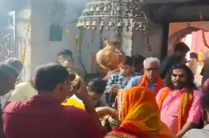 उत्तर प्रदेश के प्रतापगढ़ जिले के प्रसिद्ध पौराणिक बाबा बेलखरनाथ धाम में सावन मेले के तीसरे दिन शनिवार को श्रद्धालुओं की भारी भीड़ उमड़ी। सुबह से ही मंदिर परिसर में भक्तों की लंबी कतारें देखने को मिलीं। हजारों की संख्या में पहुंचे शिवभक्तों और कांवड़ियों ने भगवान भोलेनाथ का जलाभिषेक कर सुख-समृद्धि की कामना की।  सावन महीने में भगवान शिव की आराधना का विशेष महत्व माना जाता है। इसी आस्था के चलते शनिवार सुबह से ही दूर-दराज के क्षेत्रों से श्रद्धालु बाबा बेलखरनाथ धाम पहुंचने लगे। मंदिर परिसर में हर तरफ 'हर-हर महादेव' और 'बोल बम' के जयघोष गूंजते रहे।  कांवड़ लेकर पहुंचे शिवभक्तों ने विधि-विधान से भगवान शिव का पूजन किया और पवित्र जल अर्पित किया। मंदिर में दर्शन और जलाभिषेक के लिए श्रद्धालुओं की लंबी कतारें लगी रहीं। व्यवस्था बनाए रखने के लिए मंदिर प्रशासन और पुलिस बल भी तैनात रहा।  श्रद्धालुओं की बढ़ती भीड़ को देखते हुए प्रशासन ने सुरक्षा और सुविधाओं के विशेष इंतजाम किए हैं। मंदिर परिसर में बैरिकेडिंग, पेयजल व्यवस्था और श्रद्धालुओं की सहायता के लिए कर्मचारियों की तैनाती की गई है। पुलिसकर्मी लगातार भीड़ नियंत्रण और यातायात व्यवस्था संभालते नजर आए।  बाबा बेलखरनाथ धाम को क्षेत्र के प्रमुख धार्मिक स्थलों में गिना जाता है। सावन महीने में यहां बड़ी संख्या में भक्त भगवान शिव के दर्शन करने पहुंचते हैं। मान्यता है कि सावन में भोलेनाथ की पूजा और जलाभिषेक करने से मनोकामनाएं पूरी होती हैं।  मेले के दौरान स्थानीय दुकानदारों और व्यापारियों में भी उत्साह देखने को मिल रहा है। मंदिर परिसर के आसपास फूल-माला, पूजा सामग्री और प्रसाद की दुकानों पर श्रद्धालुओं की भीड़ लगी रही।  प्रशासन की ओर से श्रद्धालुओं से अपील की गई है कि वे शांतिपूर्ण तरीके से दर्शन करें और व्यवस्था बनाए रखने में सहयोग करें। अधिकारियों का कहना है कि सावन मेले के दौरान आने वाले प्रत्येक श्रद्धालु की सुरक्षा और सुविधा का पूरा ध्यान रखा जा रहा है।  फिलहाल बाबा बेलखरनाथ धाम में सावन मेले का उत्साह चरम पर है। आस्था और भक्ति के रंग में डूबे श्रद्धालु भगवान भोलेनाथ के जयकारों के साथ मंदिर पहुंचकर पूजा-अर्चना कर रहे हैं।
