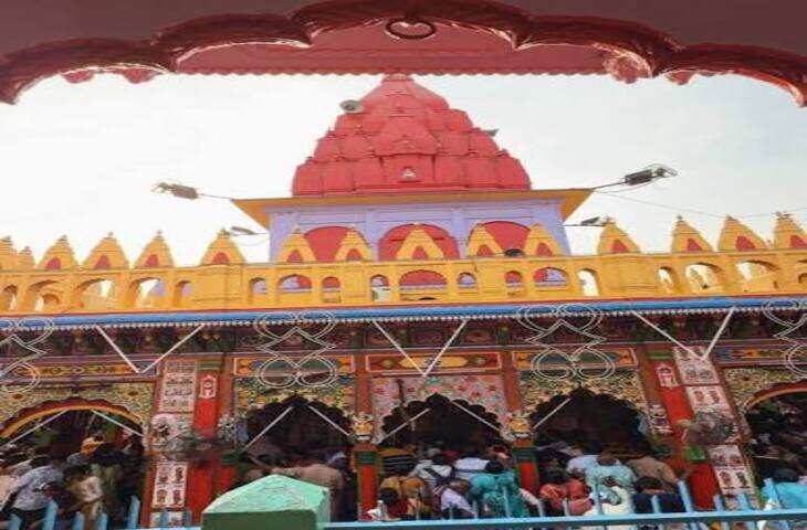 भारत में भगवान हनुमान को समर्पित कई प्राचीन और प्रसिद्ध मंदिर हैं, जहां हर साल बड़ी संख्या में श्रद्धालु दर्शन के लिए पहुंचते हैं। इनमें अयोध्या की हनुमान गढ़ी, राजस्थान का सालासर बालाजी और दौसा स्थित मेहंदीपुर बालाजी प्रमुख हैं। इन तीनों मंदिरों से अलग-अलग धार्मिक मान्यताएं और परंपराएं जुड़ी हुई हैं।  अयोध्या की हनुमान गढ़ी अयोध्या स्थित हनुमान गढ़ी भगवान हनुमान के प्रमुख मंदिरों में गिनी जाती है। मान्यता है कि अयोध्या आने वाले श्रद्धालुओं को रामलला के दर्शन से पहले हनुमान गढ़ी में बजरंगबली के दर्शन करने चाहिए। मंदिर एक ऊंचे स्थान पर स्थित है और यहां पहुंचने के लिए सीढ़ियां चढ़नी पड़ती हैं।धार्मिक मान्यता के अनुसार हनुमान गढ़ी में भगवान हनुमान माता अंजनी की गोद में बाल रूप में विराजमान हैं। मंदिर परिसर में भक्त पूजा-अर्चना कर भगवान से सुख, शांति और संकटों से मुक्ति की प्रार्थना करते हैं। मंगलवार और शनिवार को यहां विशेष भीड़ देखने को मिलती है।  राजस्थान का सालासर बालाजी राजस्थान के चूरू जिले में स्थित सालासर बालाजी धाम देशभर में प्रसिद्ध है। यहां भगवान हनुमान की प्रतिमा दाढ़ी और मूंछ वाले स्वरूप में विराजमान है, जो इसे अन्य मंदिरों से अलग बनाती है। सालासर बालाजी के प्रति देशभर के श्रद्धालुओं में गहरी आस्था है।मान्यता है कि सच्चे मन से बालाजी महाराज की पूजा करने और मनोकामना मांगने से भक्तों को उनका आशीर्वाद प्राप्त होता है। मंदिर में मंगलवार और शनिवार के अलावा विशेष पर्वों पर बड़ी संख्या में श्रद्धालु पहुंचते हैं। भक्त नारियल, सिंदूर और प्रसाद अर्पित कर बालाजी की पूजा करते हैं।  मेहंदीपुर बालाजी राजस्थान के दौसा जिले में स्थित मेहंदीपुर बालाजी मंदिर भी भगवान हनुमान के प्रमुख धार्मिक स्थलों में शामिल है। यह मंदिर अपनी विशिष्ट पूजा परंपराओं के लिए देशभर में जाना जाता है। यहां बालाजी महाराज के साथ भैरव बाबा और प्रेतराज सरकार की भी पूजा की जाती है।धार्मिक मान्यता के अनुसार लोग मानसिक और अन्य परेशानियों से राहत की कामना लेकर यहां दर्शन के लिए पहुंचते हैं। मंदिर में विशेष प्रकार की पूजा और प्रसाद की परंपरा है। मंगलवार और शनिवार को यहां श्रद्धालुओं की भारी भीड़ रहती है।  तीनों धामों की अपनी अलग पहचान अयोध्या की हनुमान गढ़ी भगवान राम की नगरी से जुड़ी आस्था का प्रमुख केंद्र है, जबकि सालासर बालाजी अपने अनोखे स्वरूप और विशाल श्रद्धालु आधार के लिए प्रसिद्ध हैं। वहीं मेहंदीपुर बालाजी अपनी विशिष्ट धार्मिक परंपराओं के कारण अलग पहचान रखते हैं।इन तीनों मंदिरों में भगवान हनुमान के प्रति श्रद्धा का अलग-अलग स्वरूप देखने को मिलता है। धार्मिक आस्था रखने वाले श्रद्धालुओं के लिए ये मंदिर केवल पूजा के स्थान नहीं, बल्कि आध्यात्मिक विश्वास और भक्ति के प्रमुख केंद्र भी हैं।