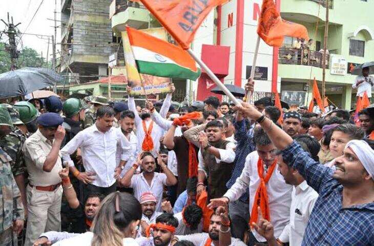 Jharkhand Student Protest: विधानसभा की ओर बढ़े छात्र प्रदर्शनकारी, पुलिस ने बैरिकेड लगाकर रोका, जाने ताजा अपडेट&nbsp;