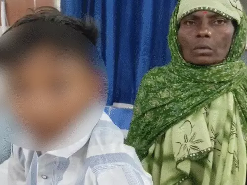 गणित का सवाल हल नहीं करने पर टीचर ने छात्र को छड़ी से पीटा, पीठ पर आई चोट; अस्पताल में भर्ती, किसी को बताने से भी किया मना
